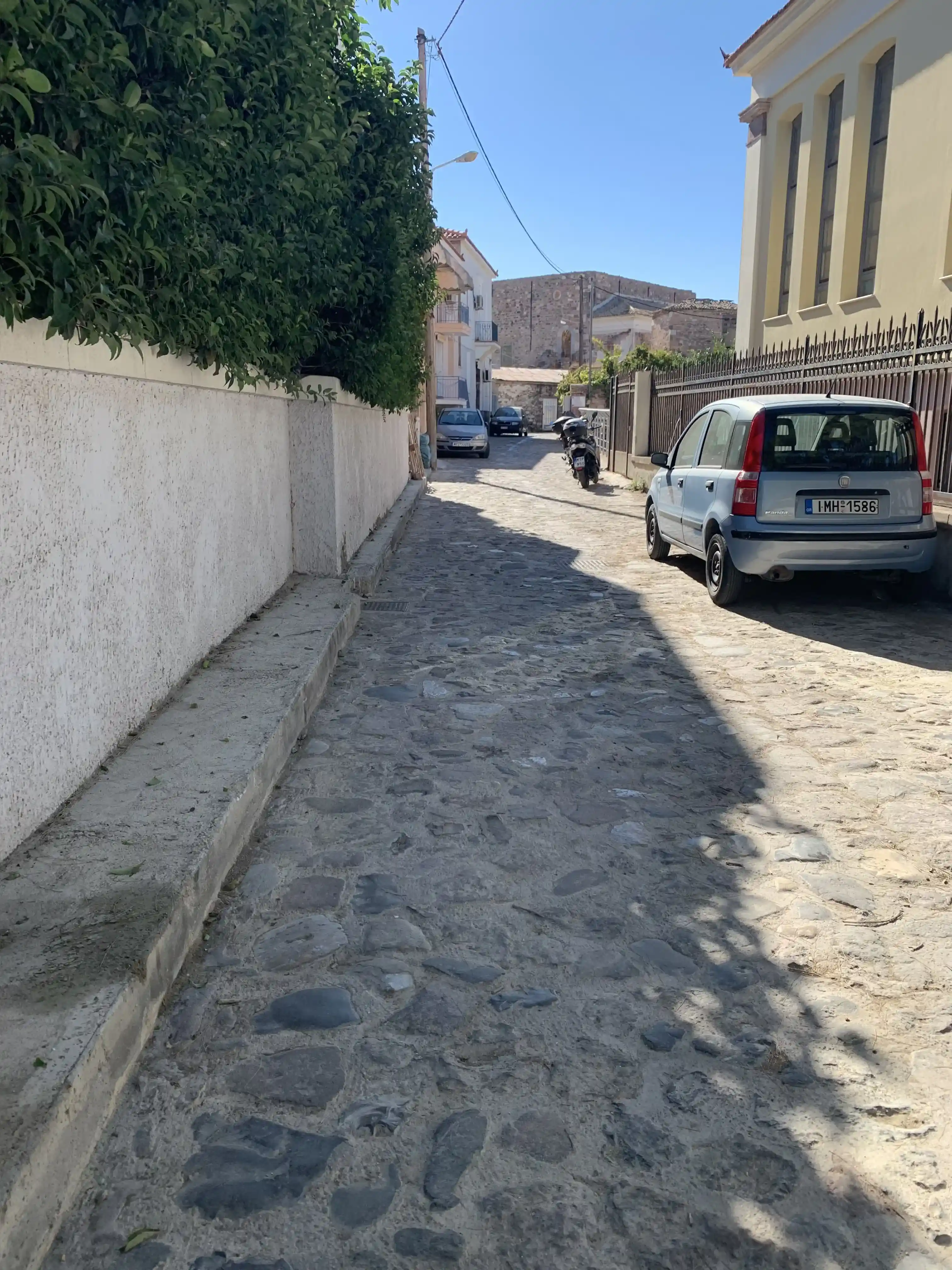 Απεικόνιση πλακόστρωτου δρόμου εντός του Δήμου Μυτιλήνης στη περιοχή του Χάλικα.